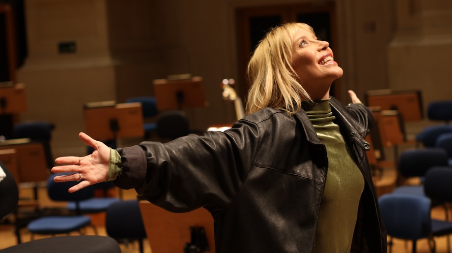 Luiza Possi durante apresentação musical