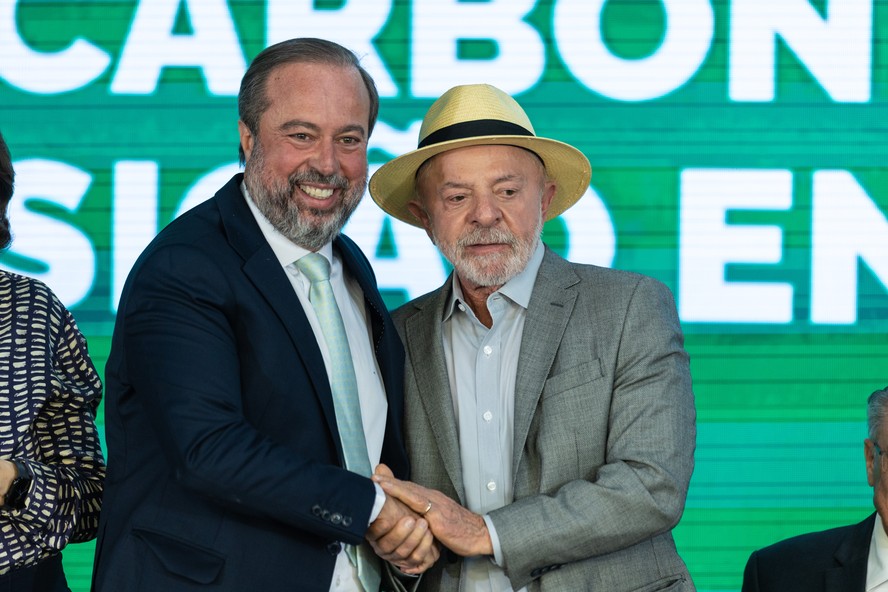Lula ao lado do ministro Alexandre Silveira no Palácio do Planalto