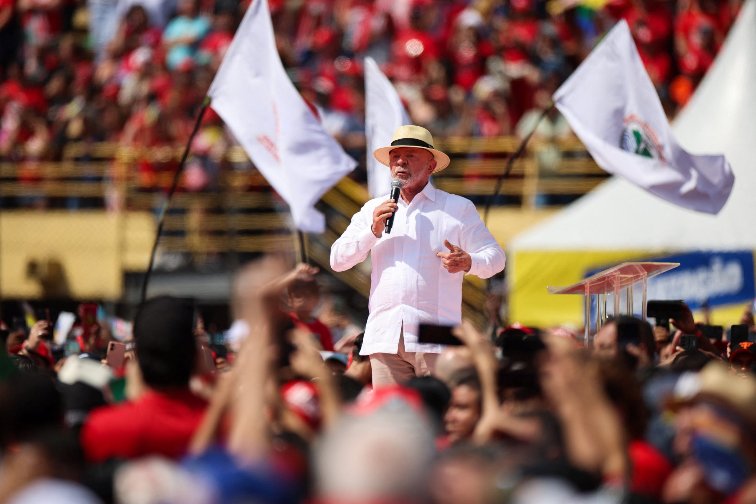 Lula discursa em estádio durante ato de campanha em São Bernardo do Campo