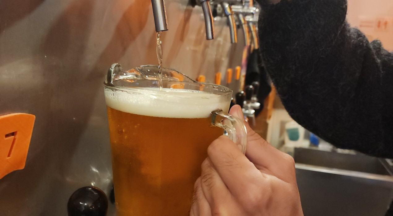Copo de cerveja dourada com espuma