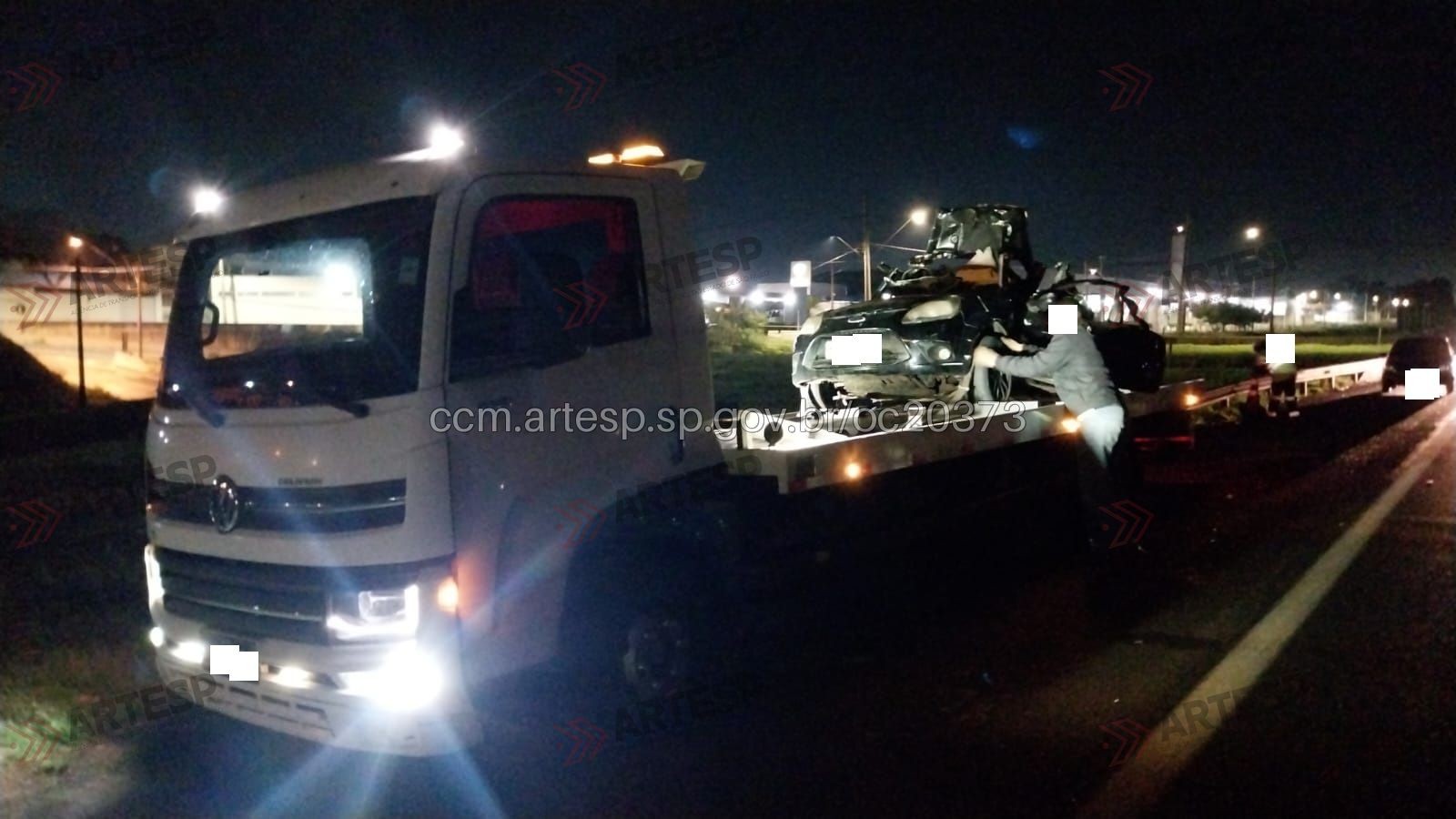 Carro e caminhão-guincho envolvidos em acidente na Rodovia Anhanguera