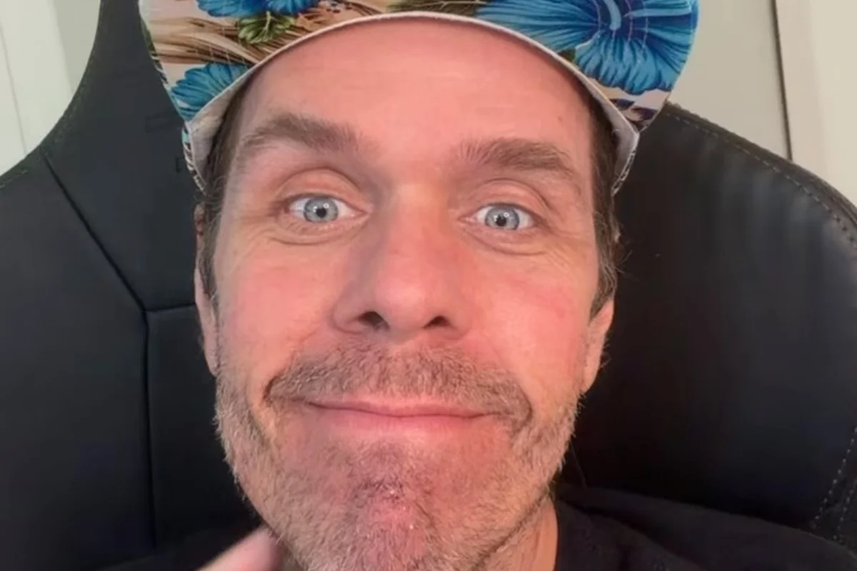Perez Hilton em retrato para as redes sociais