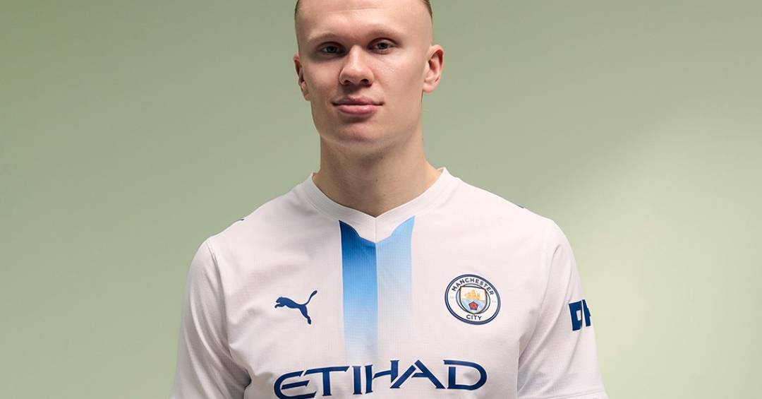 Terceira camisa branca do Manchester City com faixa azul em degradê