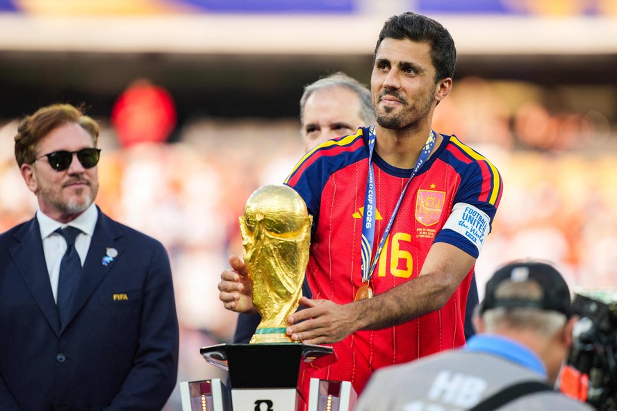 Rodri com a taça da Copa do Mundo pela Espanha