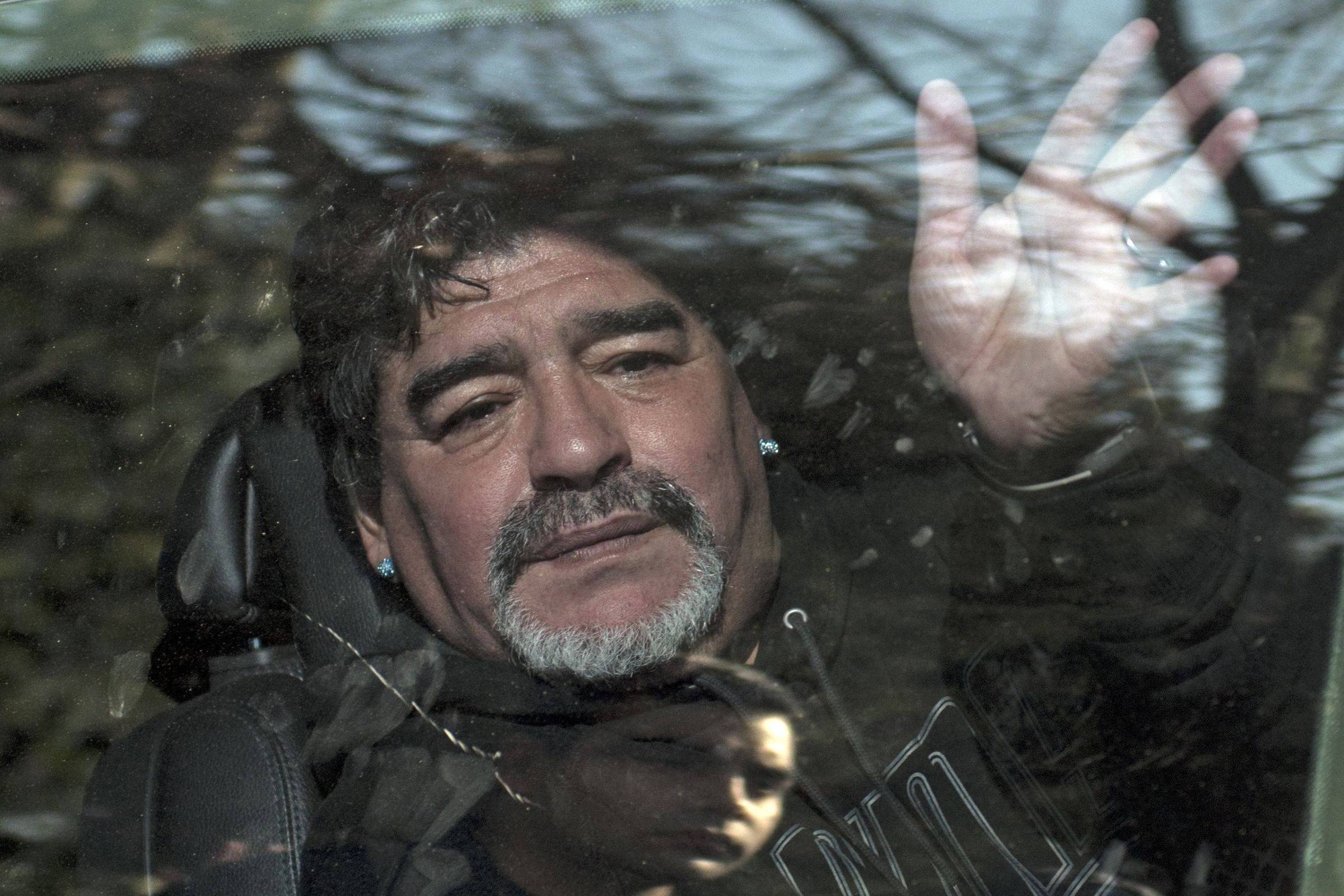 Diego Maradona acena para fãs em Buenos Aires