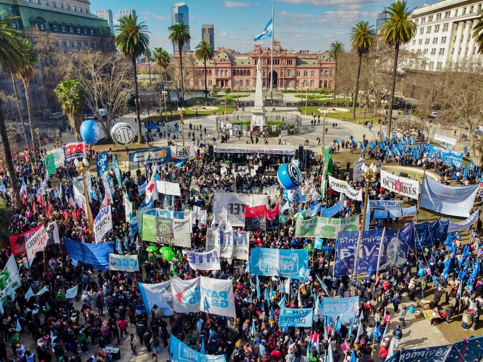 Multidão durante marcha da CGT na Argentina