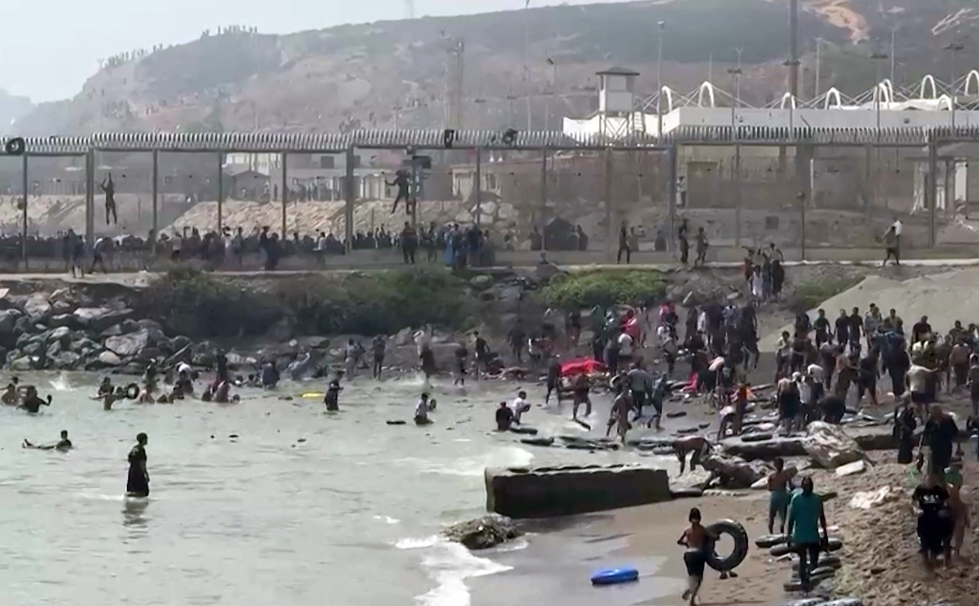 Migrantes entram em Ceuta após travessia a partir do Marrocos