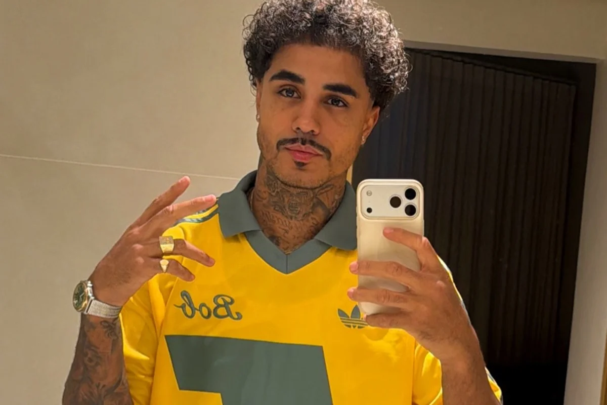 MC Livinho em selfie publicada nas redes sociais