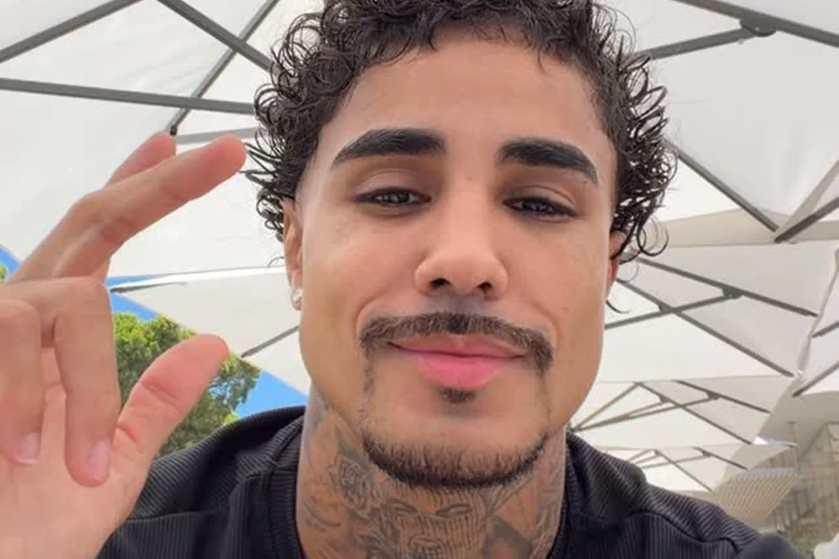 MC Livinho grava vídeo para as redes sociais