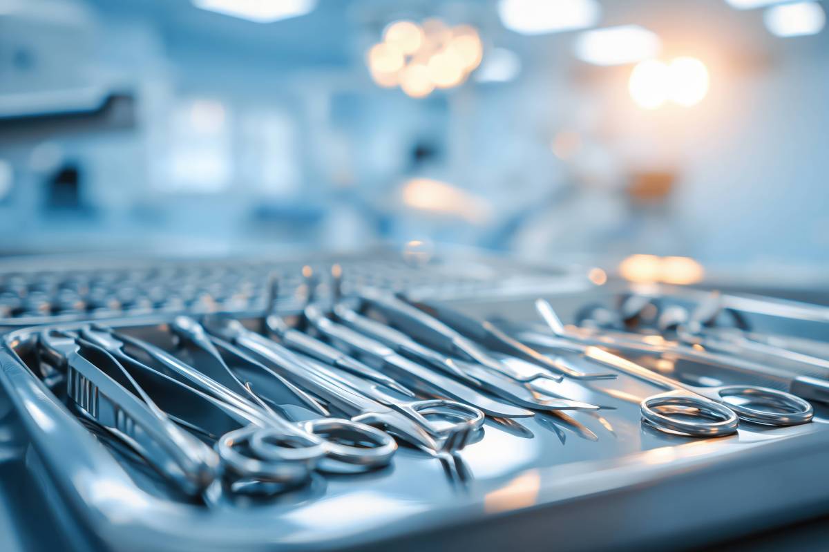 Instrumentos cirúrgicos sobre bandeja metálica em ambiente hospitalar