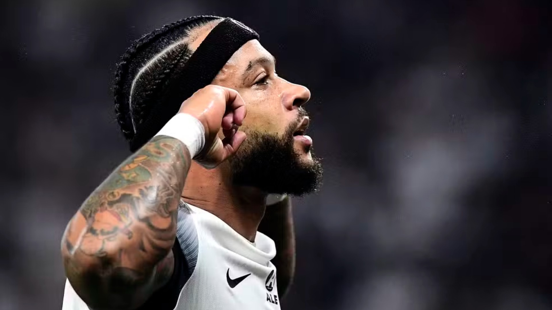 Memphis Depay comemora gol pelo Corinthians contra o Bahia