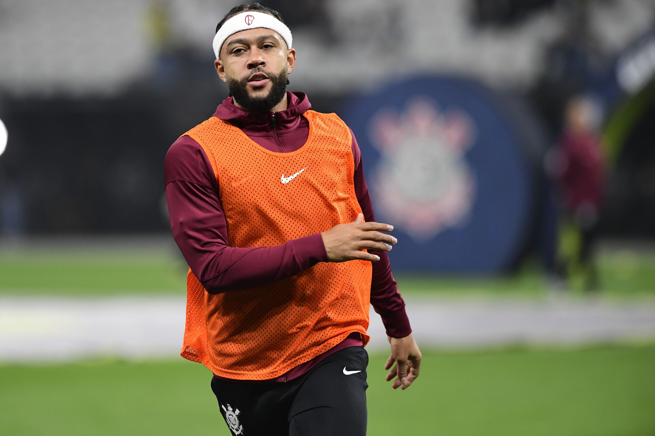 Memphis Depay com uniforme de treino do Corinthians