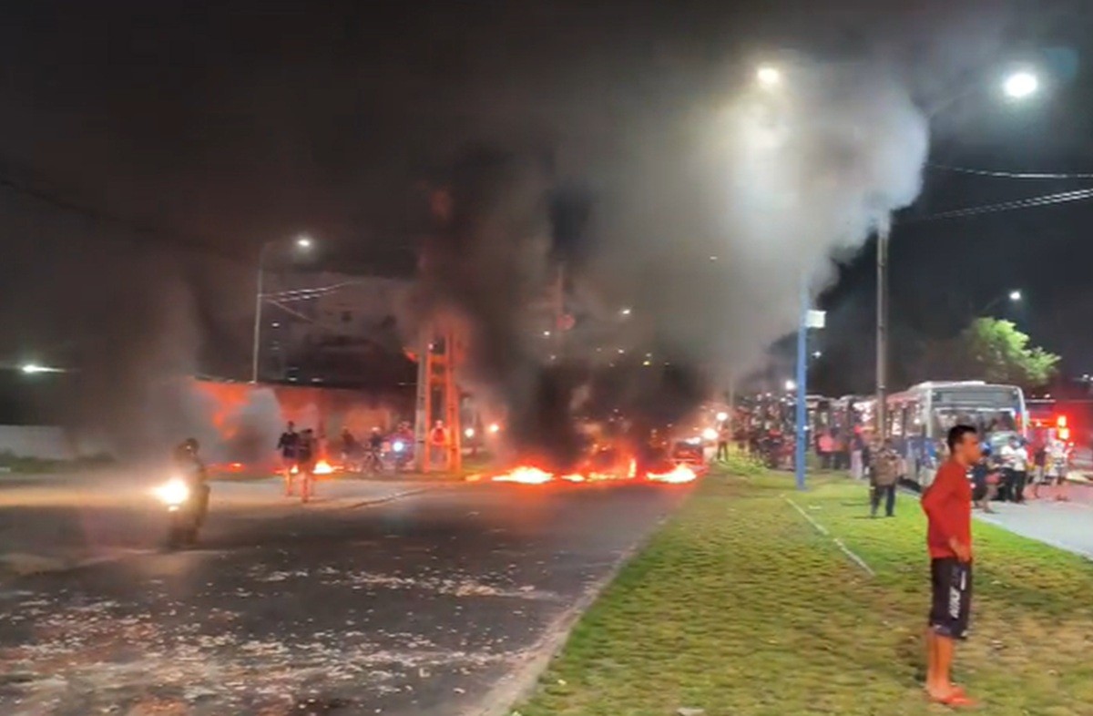 Barricada com pneus em chamas durante protesto na PE-15