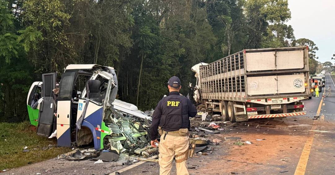 Destroços de ônibus e caminhão após colisão na BR-373, em Ipiranga