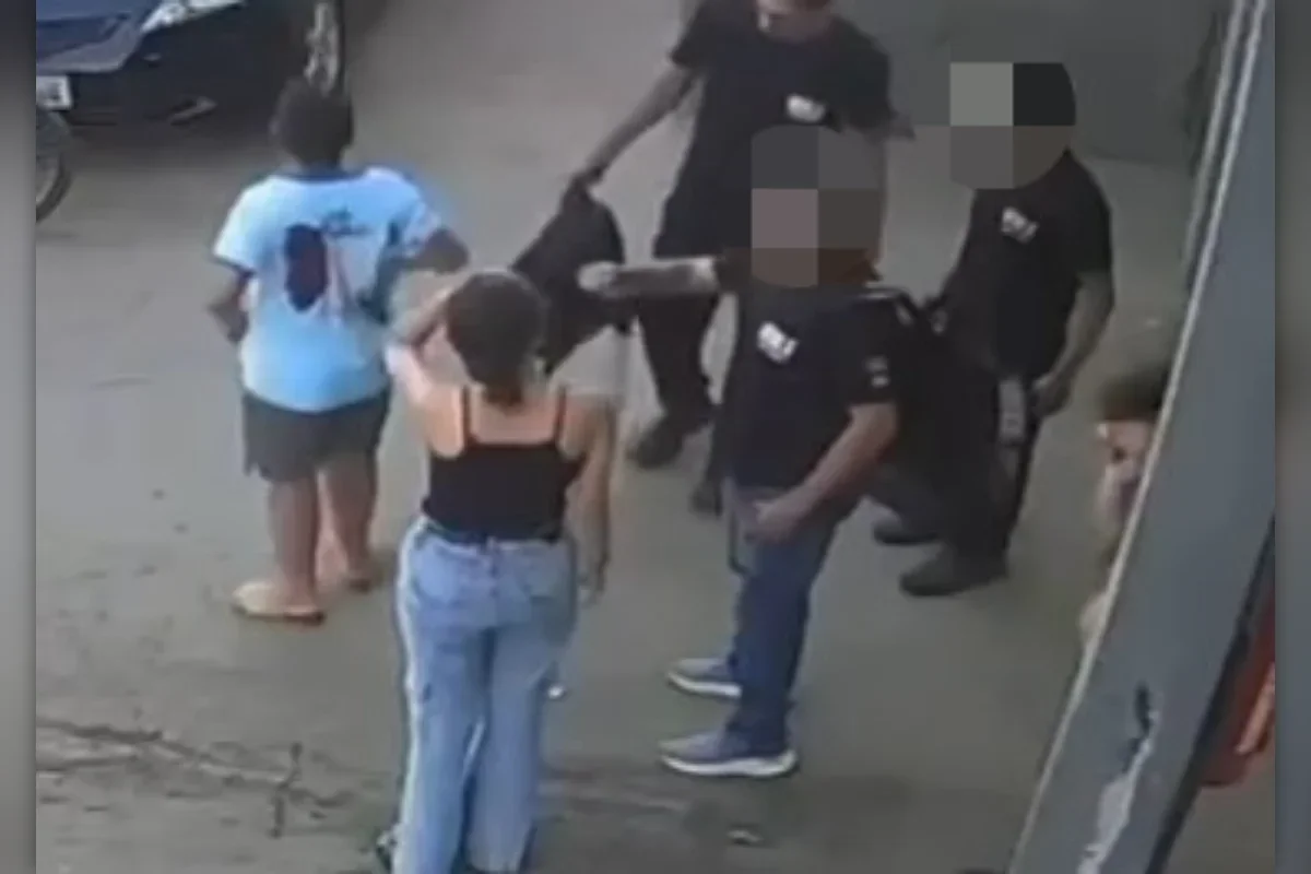 Câmera de segurança registra menino de bicicleta perto do portão de escola na Estrutural