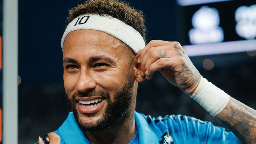Neymar com uniforme do Santos em partida de futebol