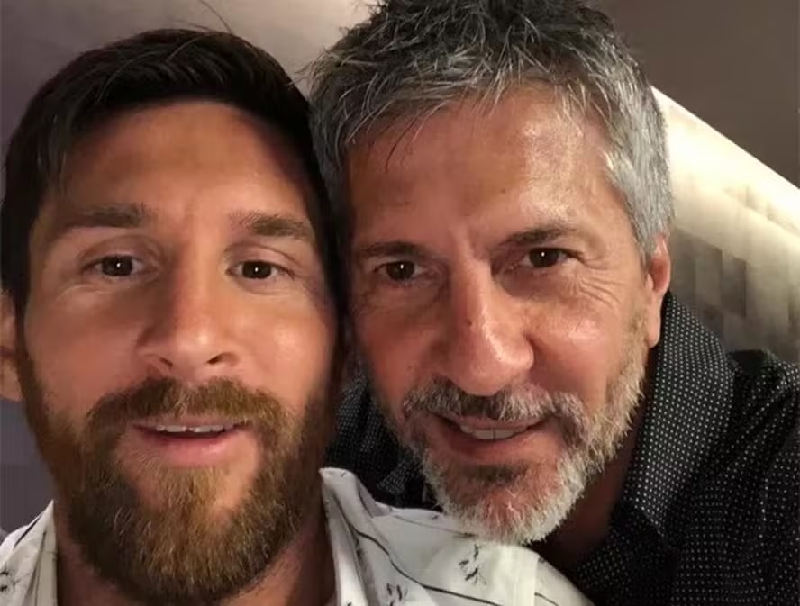 Lionel Messi ao lado de seu pai, Jorge Messi