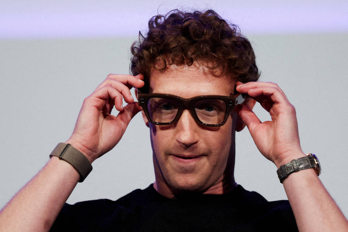 Mark Zuckerberg ajusta óculos inteligentes escuros da Meta