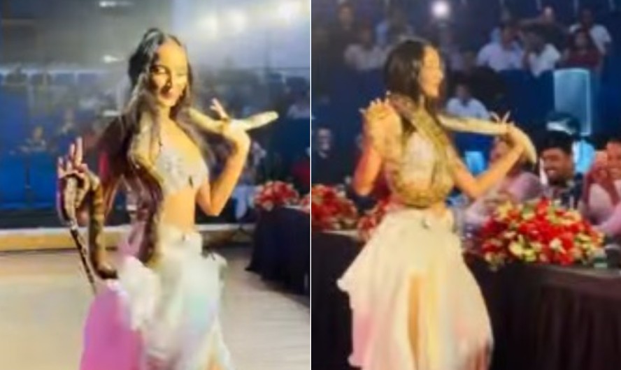 Modelo segura uma píton durante apresentação em palco