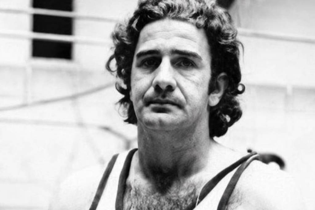 Carlos Massoni, o Mosquito, com uniforme da seleção brasileira e bola de basquete