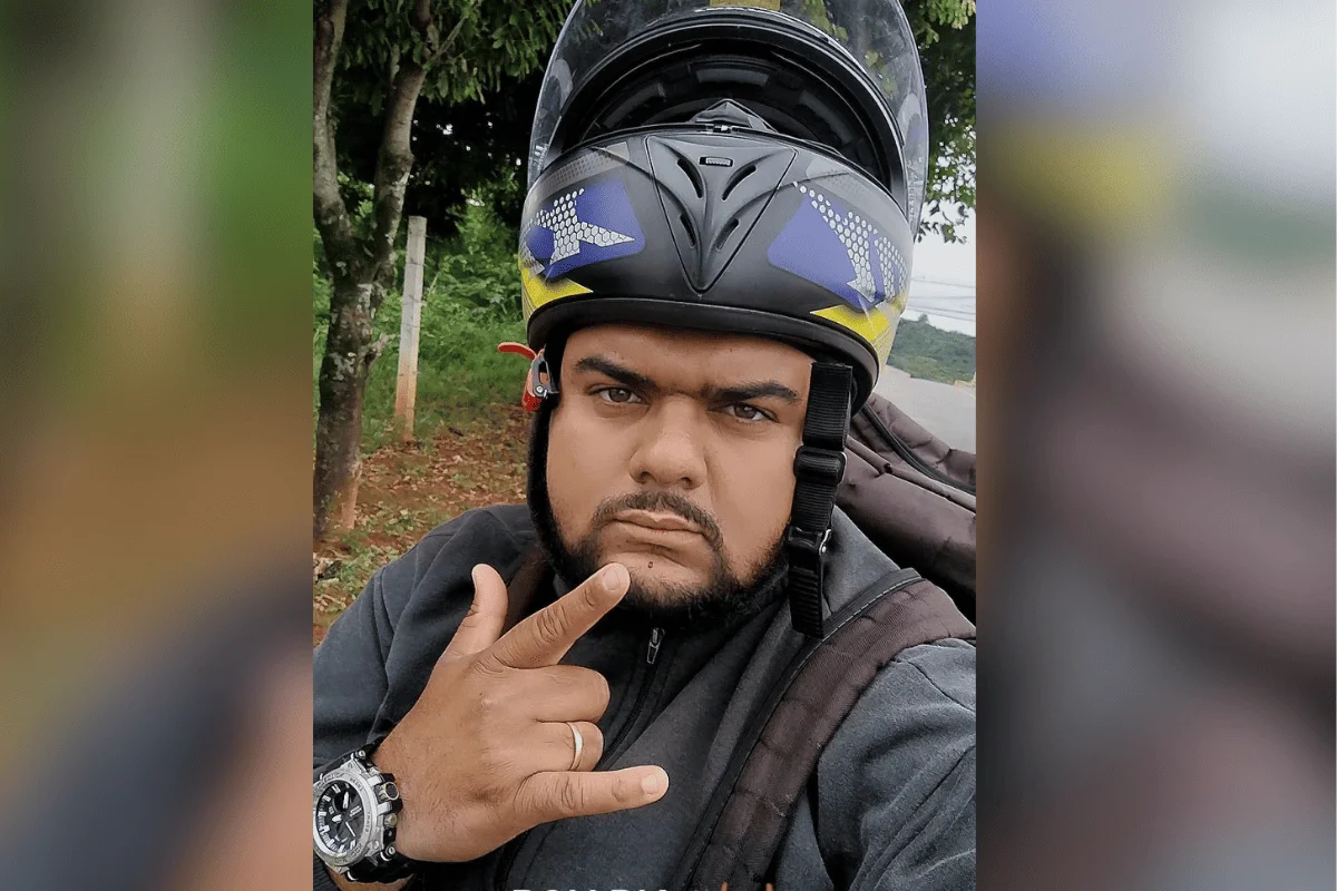Motociclista dentro de banheiro químico após colisão com caminhão