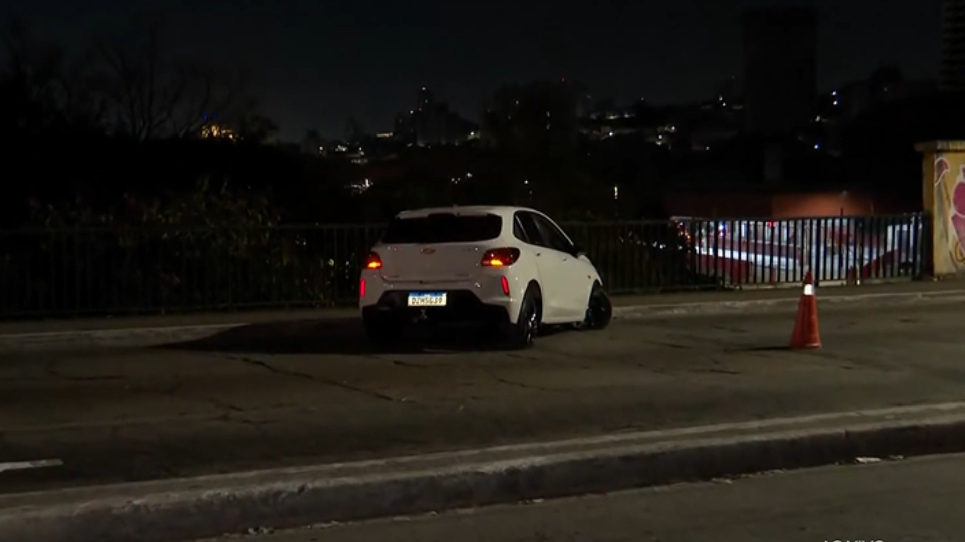 Carro branco envolvido no atropelamento no Viaduto Dona Matilde, em São Paulo