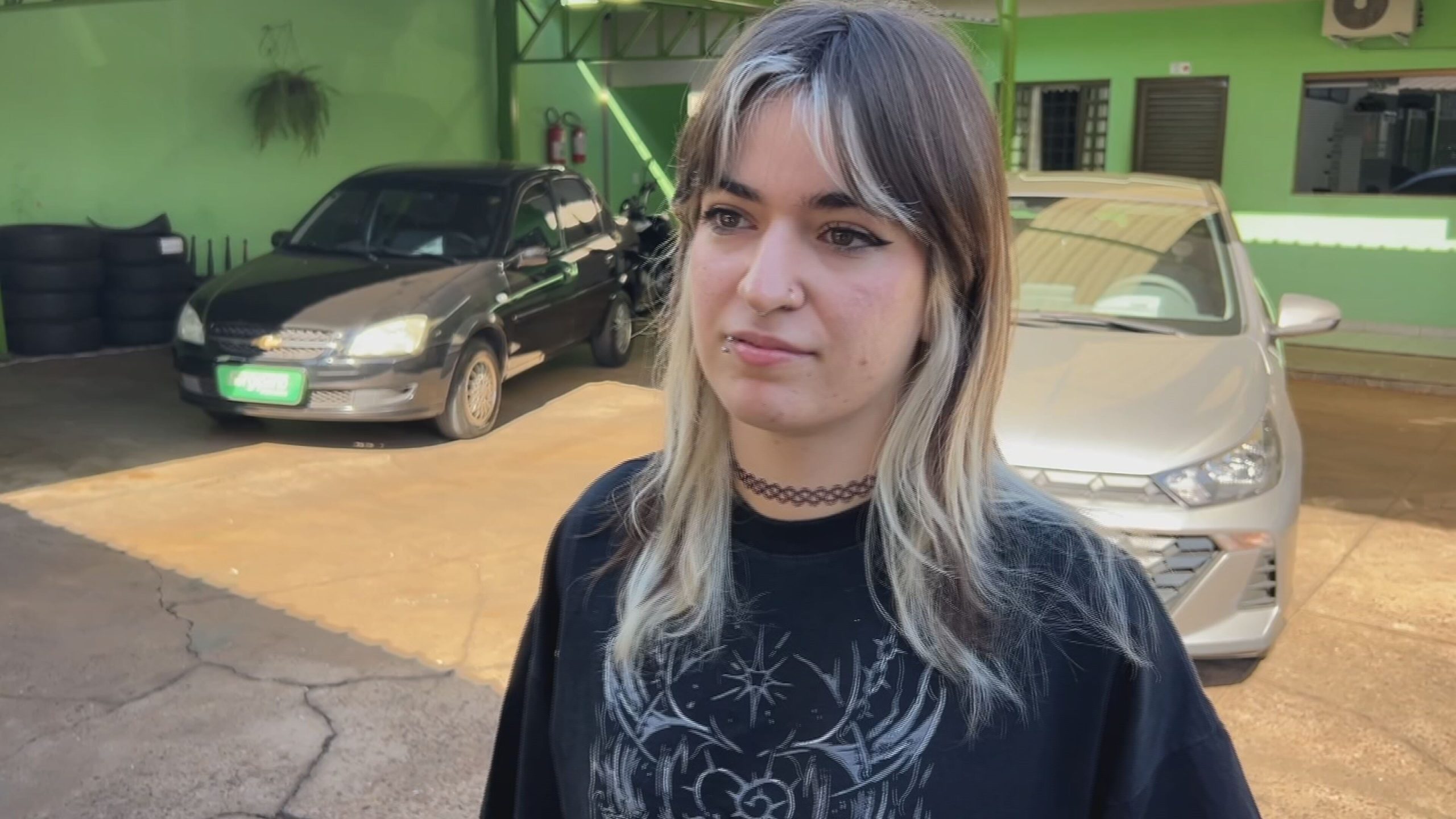 Carro parado em vaga dentro de concessionária após acidente em Bauru