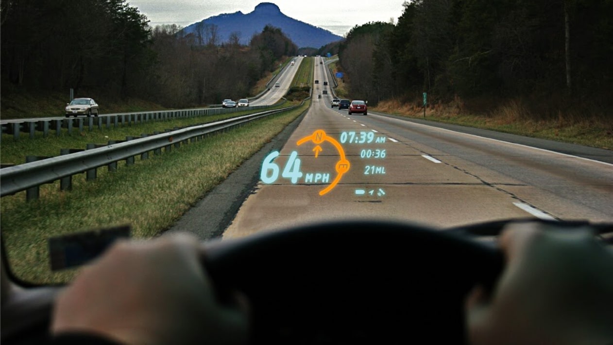 Celular sobre o painel exibe velocidade e direções de GPS em formato head-up display