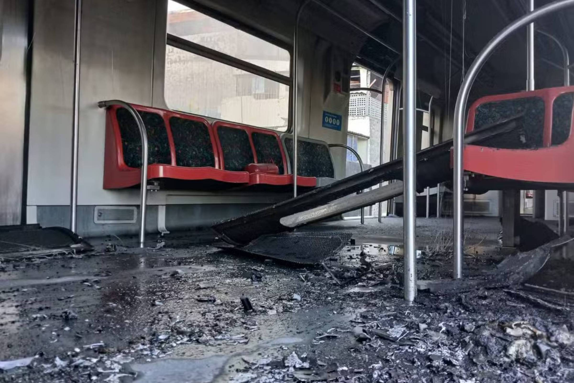 Interior carbonizado de trem após incêndio na Linha 12-Safira