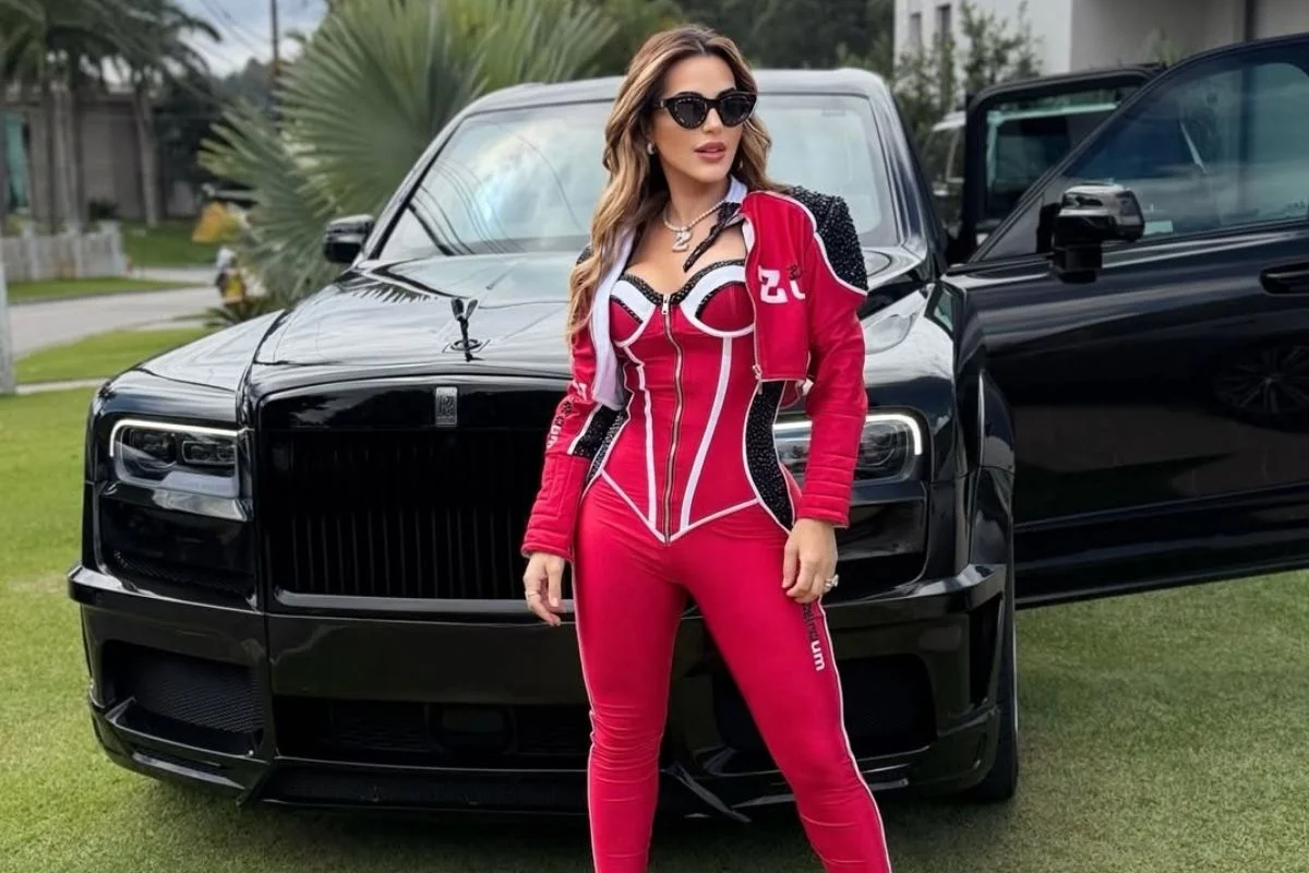 Deolane Bezerra ao lado de carro de luxo