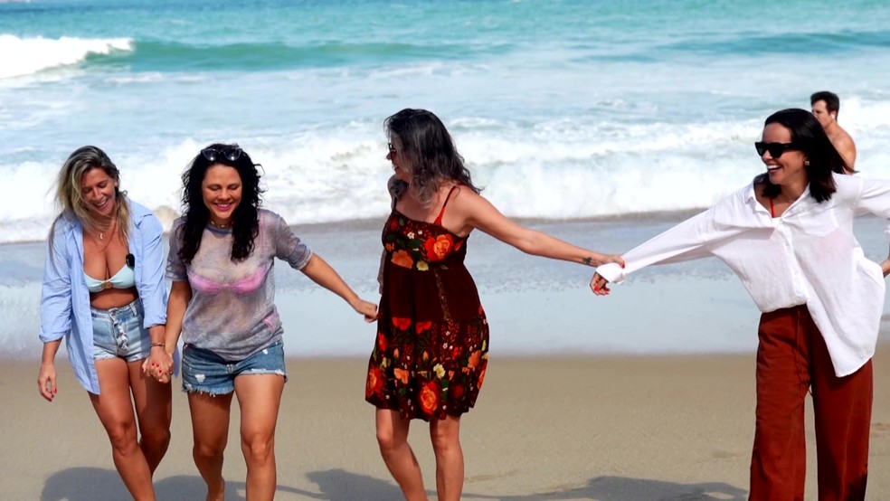 Quatro mulheres reunidas durante encontro entre amigas