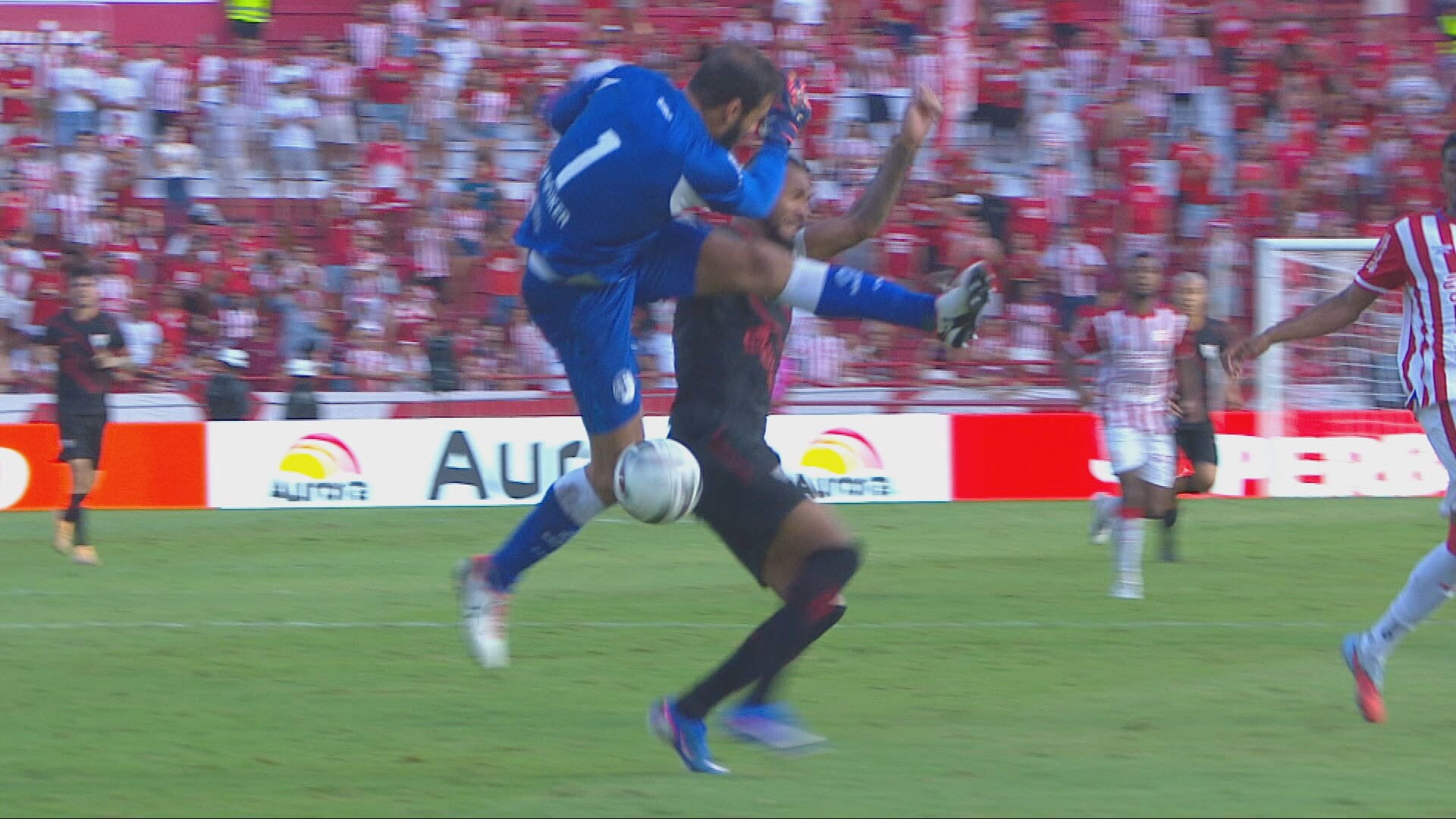 Muriel atinge Gustavo Coutinho durante disputa de bola em Náutico x Atlético-GO