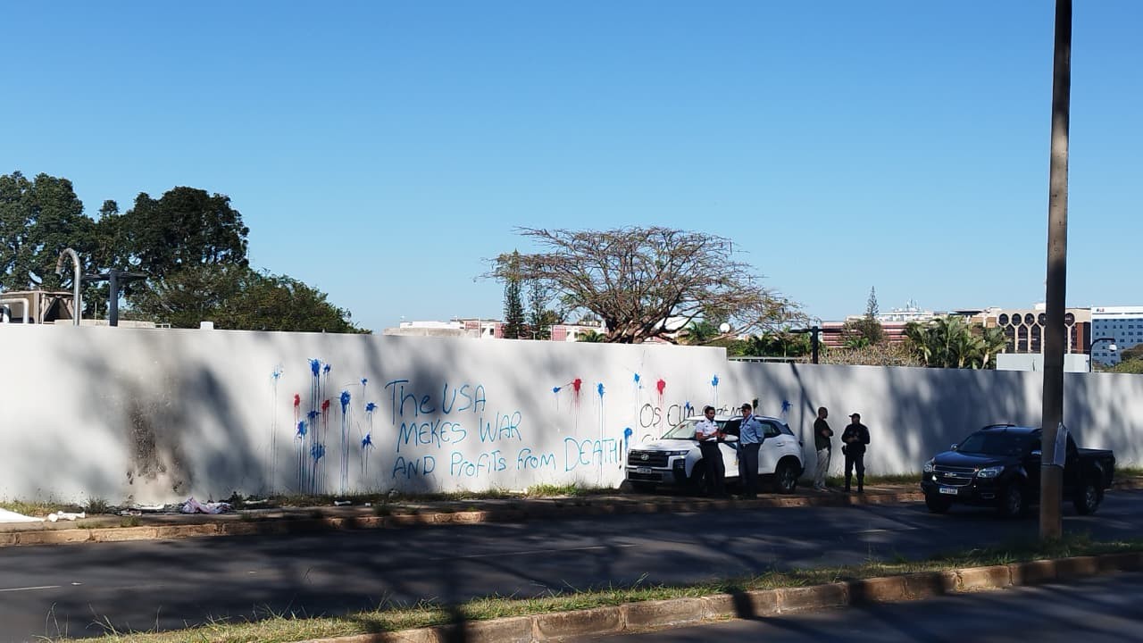 Mensagens pichadas no muro da Embaixada dos Estados Unidos em Brasília