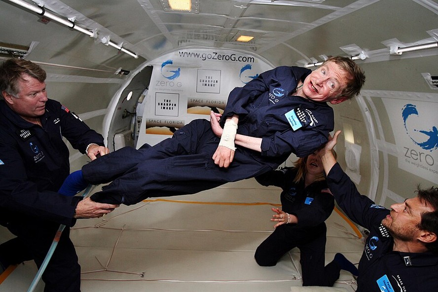 Stephen Hawking em experiência de gravidade zero
