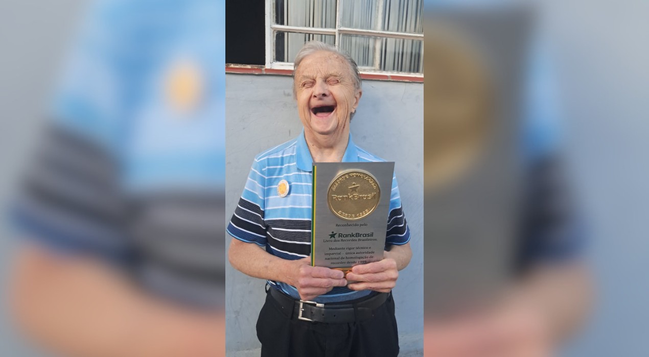 João Carlos Melchiori segura troféu de recorde de longevidade