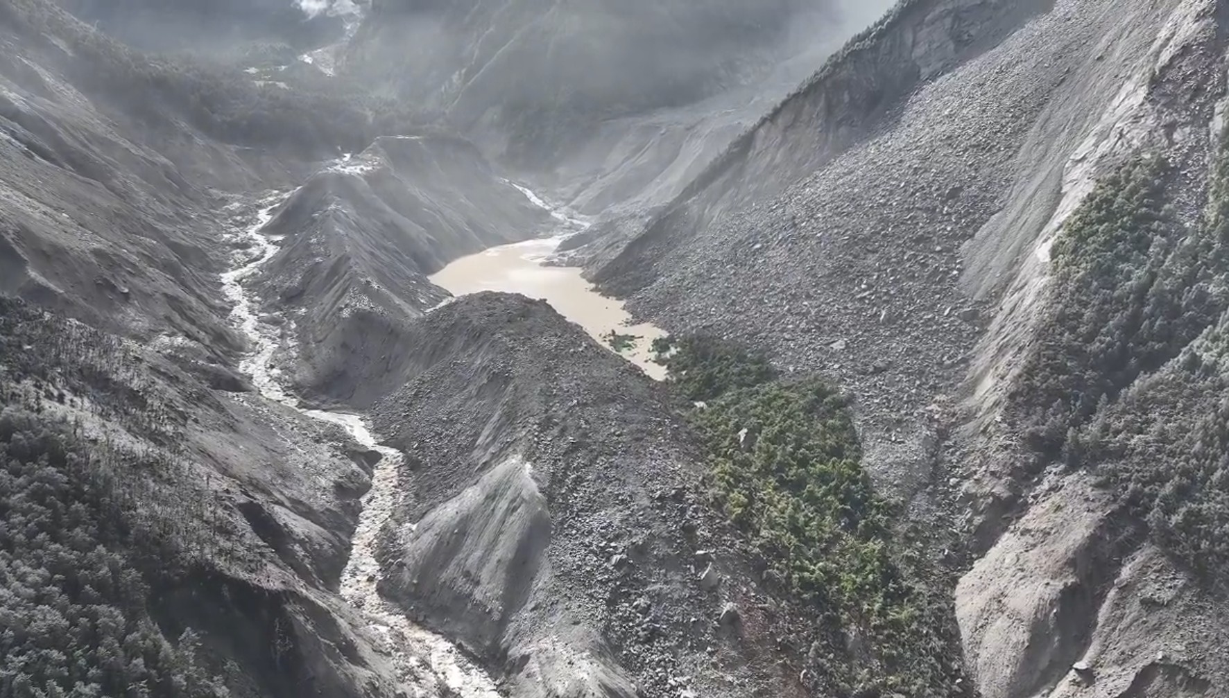 Lago barrado por detritos na fronteira entre Nepal e Tibete