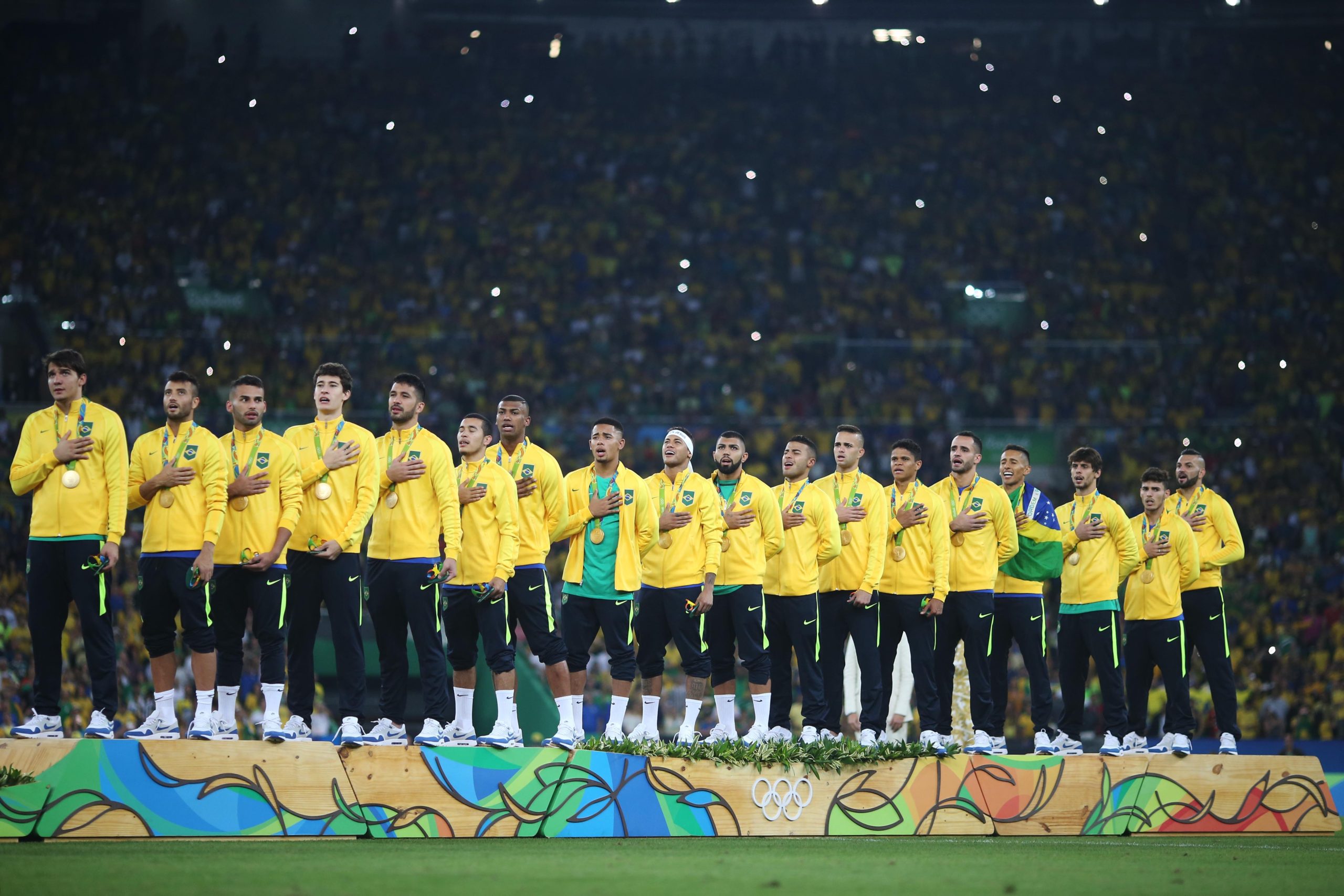 Jogadores da seleção brasileira comemoram a medalha de ouro olímpica no futebol
