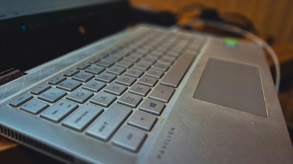 Notebook aberto sobre uma mesa