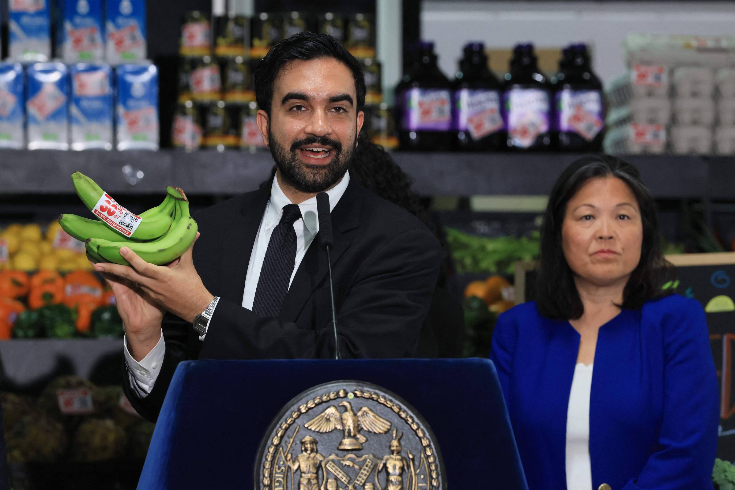 Zohran Mamdani segura bananas com etiqueta de 30% de desconto em supermercado no Brooklyn