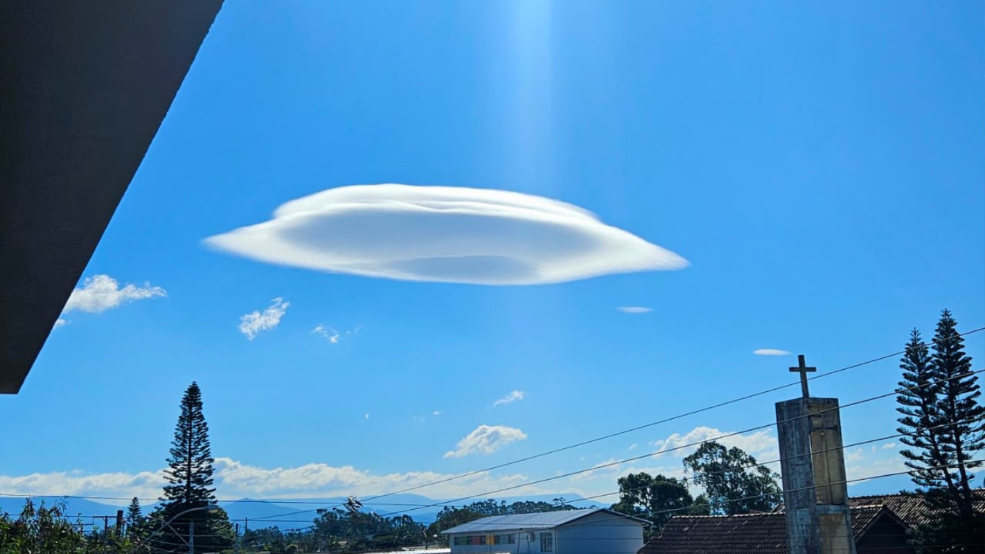 Nuvem lenticular com formato de disco no céu de Capão da Canoa