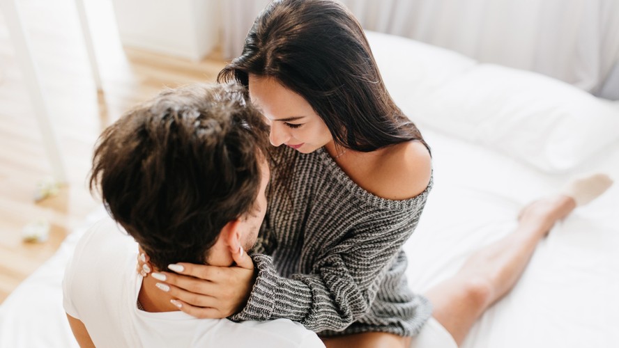 Casal deitado em uma cama