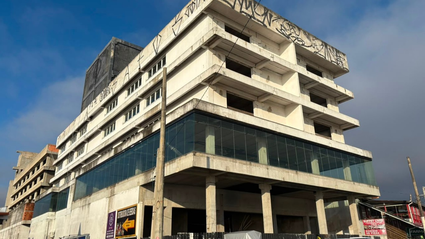 Terreno do complexo com hotel e shopping em frente à Praia dos Ingleses