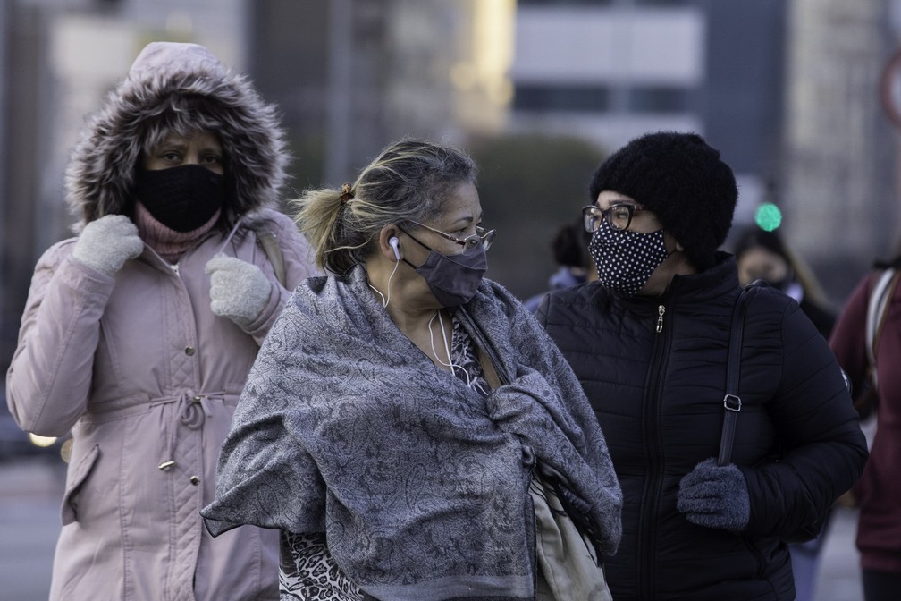 Pedestres usam roupas de frio na Avenida Paulista, em São Paulo