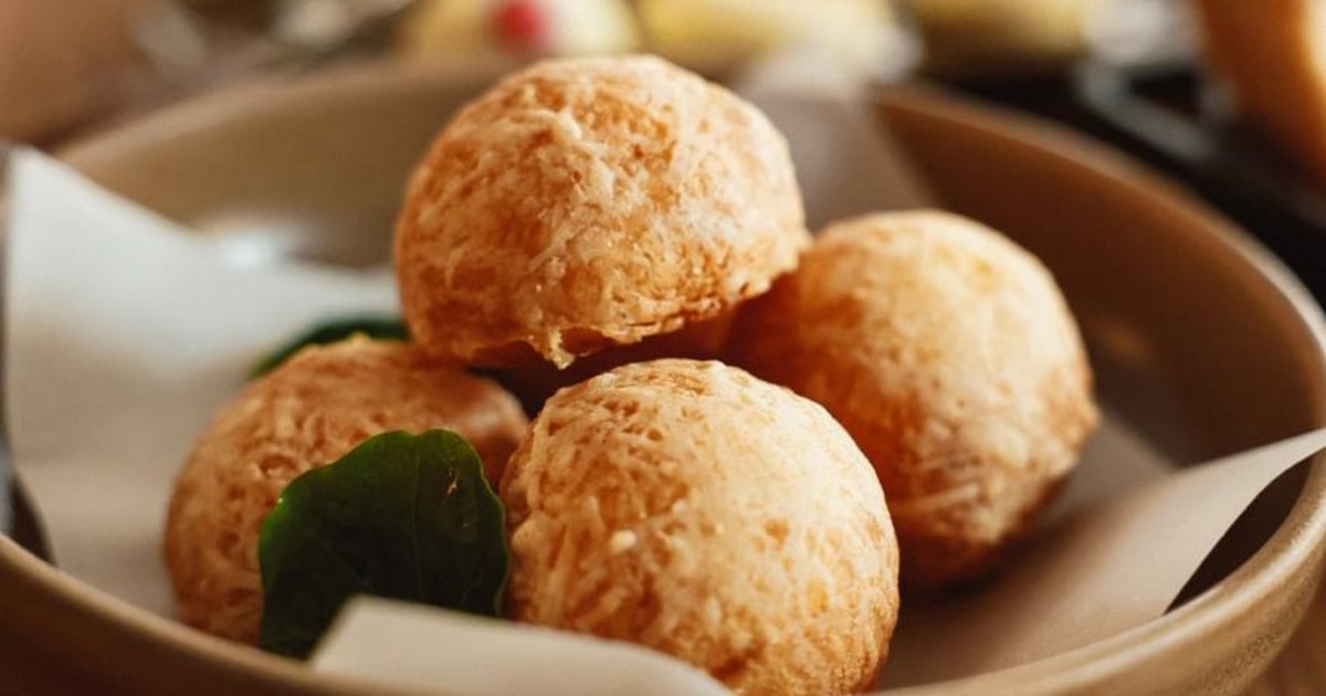 Pão de queijo dourado servido em prato
