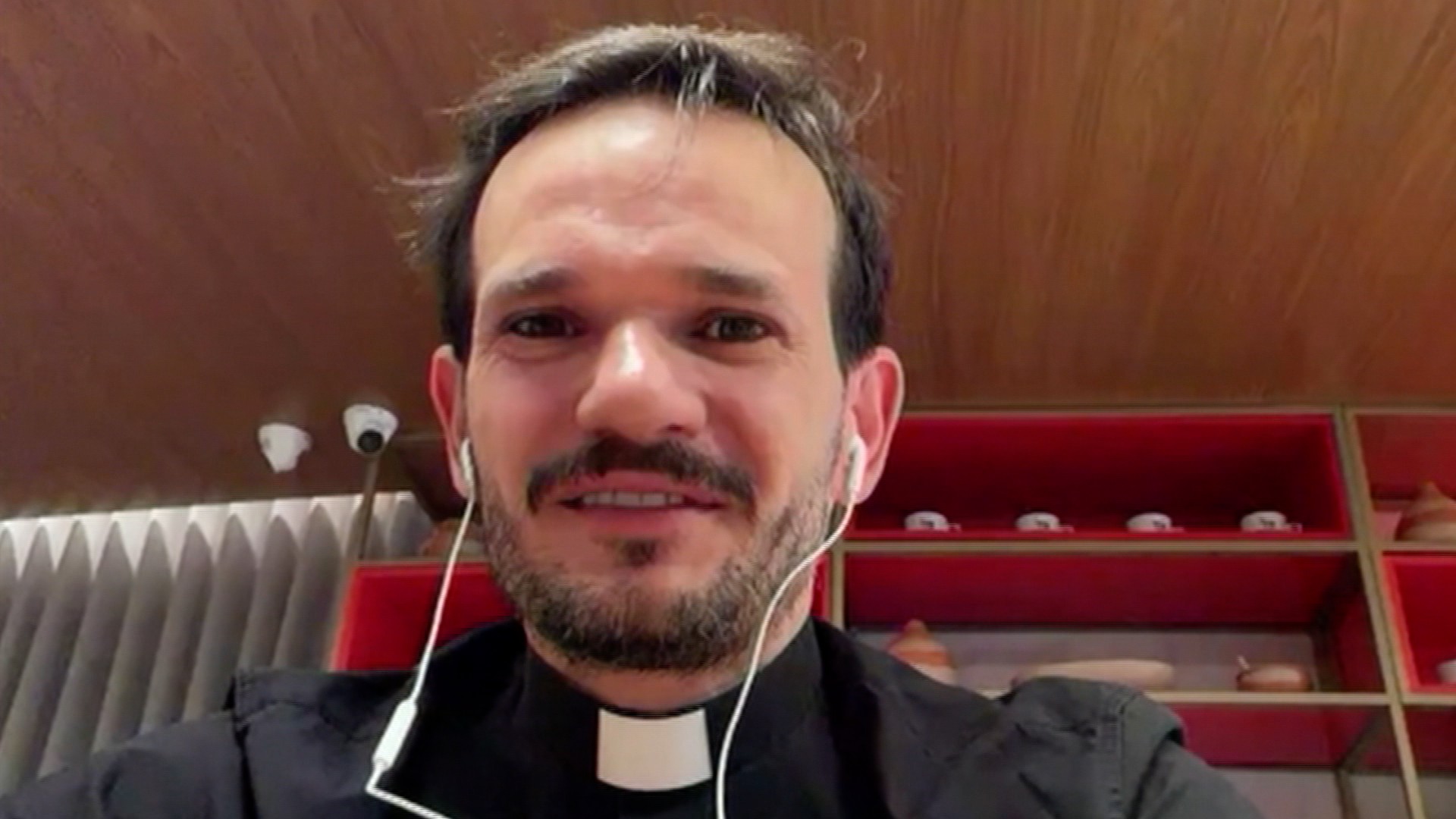 Padre Patrick durante entrevista à TV Gazeta