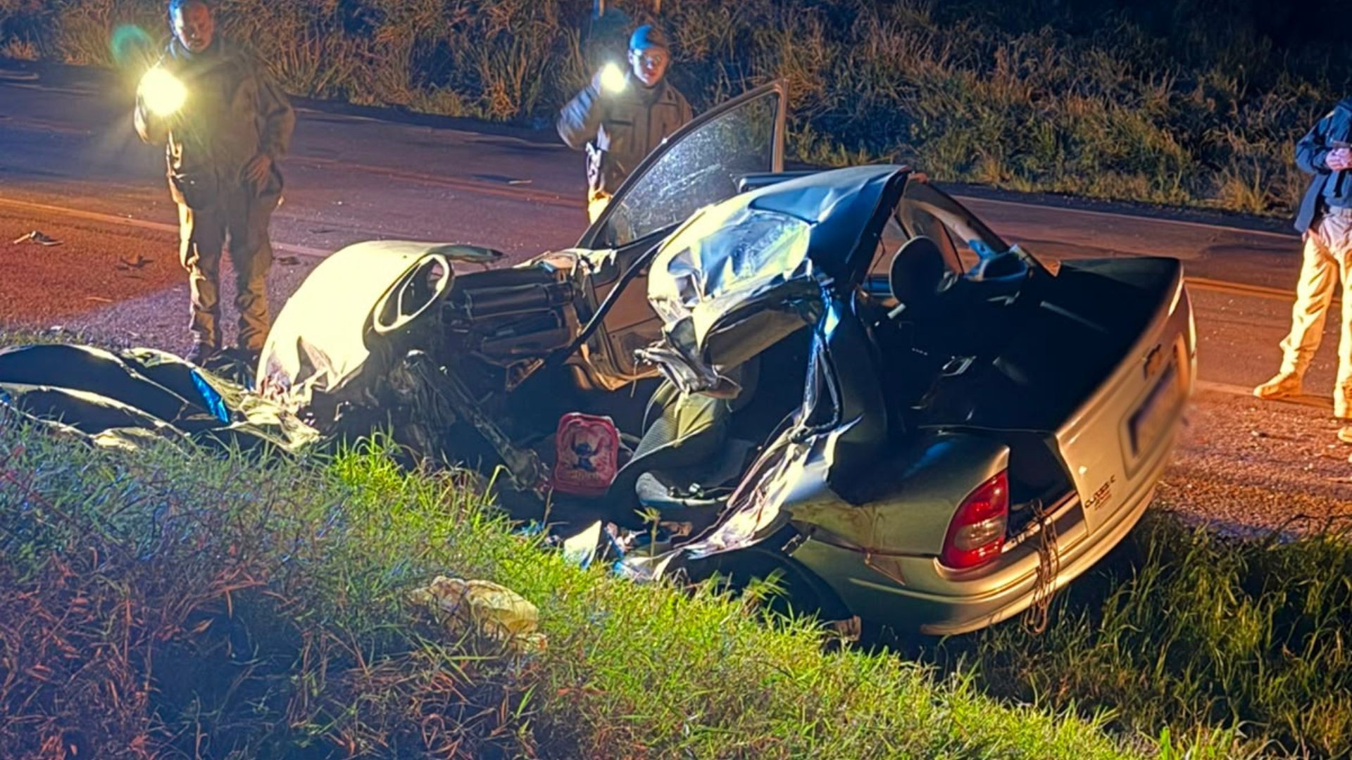 Carro envolvido em acidente com caminhão na BR-386