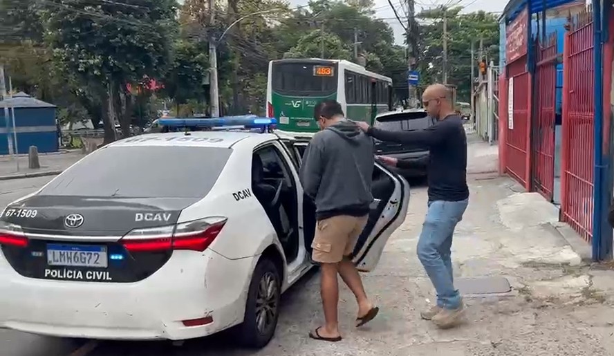 Yuri Sebastian Moura Rocha detido por agentes da Polícia Civil