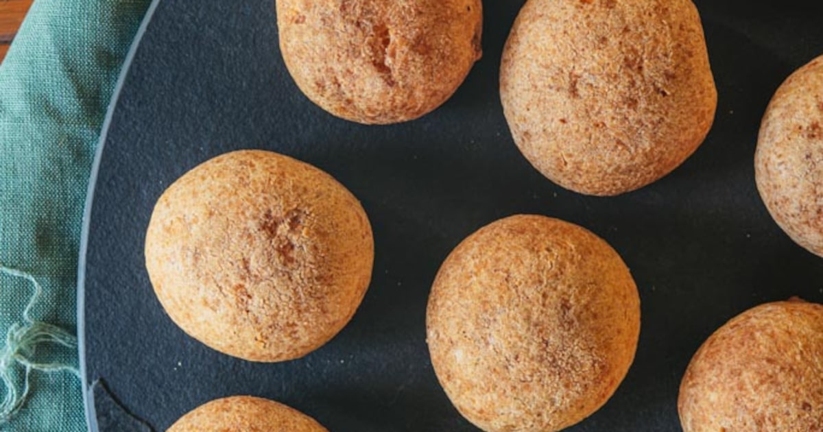 Pães de queijo caseiros assados