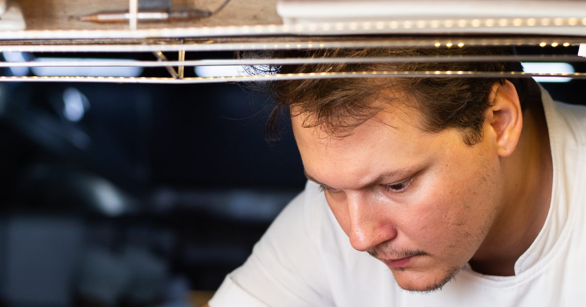 Chef Ian Baiocchi em cozinha