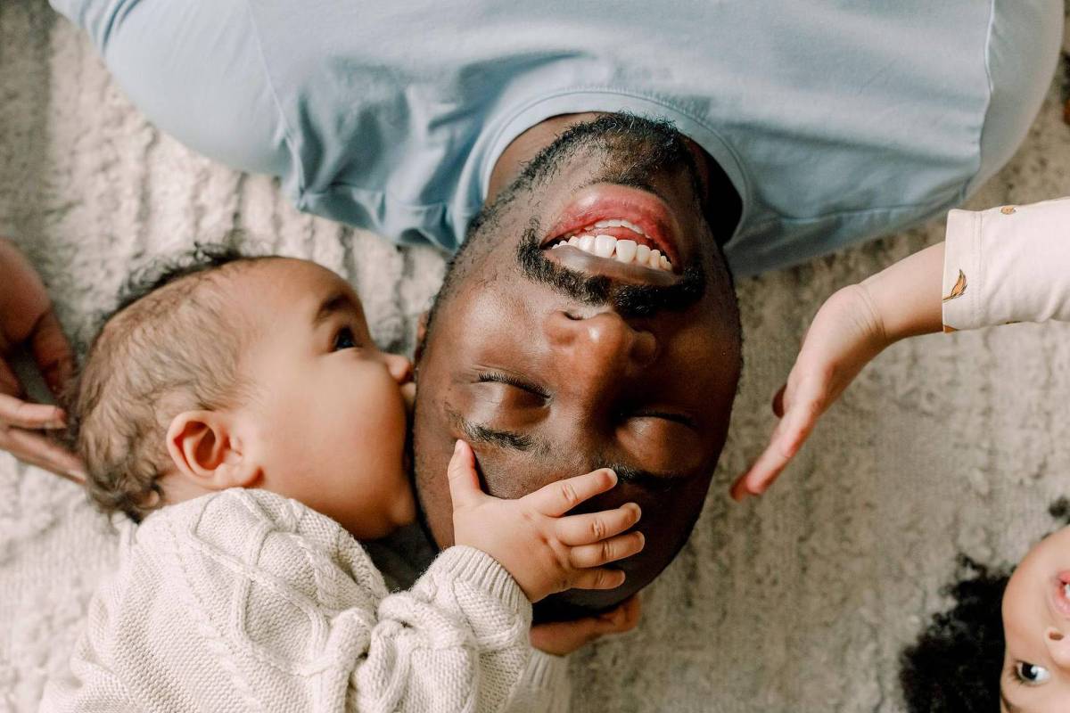 Pai interage com bebê